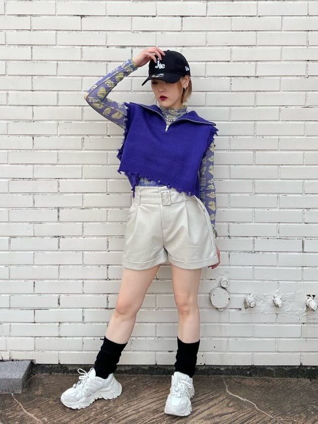 ホワイト系のスニーカー、パープル系のベスト、パープル系のその他トップスを着用したレディースの秋コーディネートの5枚目の写真