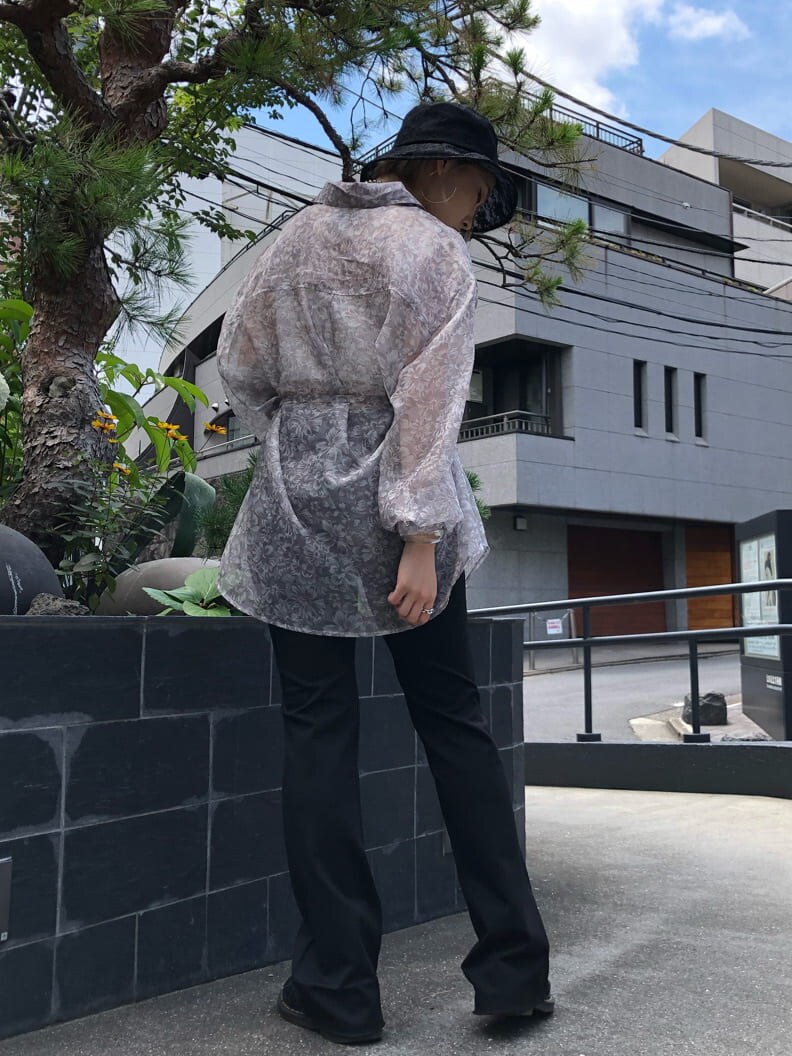 ブラック系のその他パンツ、その他のシャツ/ブラウス、ホワイト系のキャミソールを着用したレディースの夏コーディネートの3枚目の写真