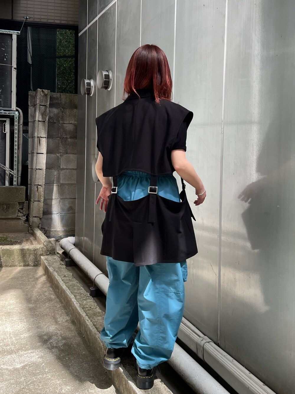 ブラック系のTシャツ/カットソー、ブラック系のテーラードジャケット、ブルー系のカーゴパンツを着用したレディースの夏コーディネートの4枚目の写真