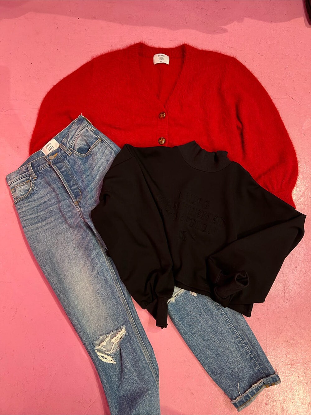 ブルー系のデニムパンツ、ブルー系のデニムパンツ、ブラック系のスウェットを着用したレディースの秋コーディネートの6枚目の写真