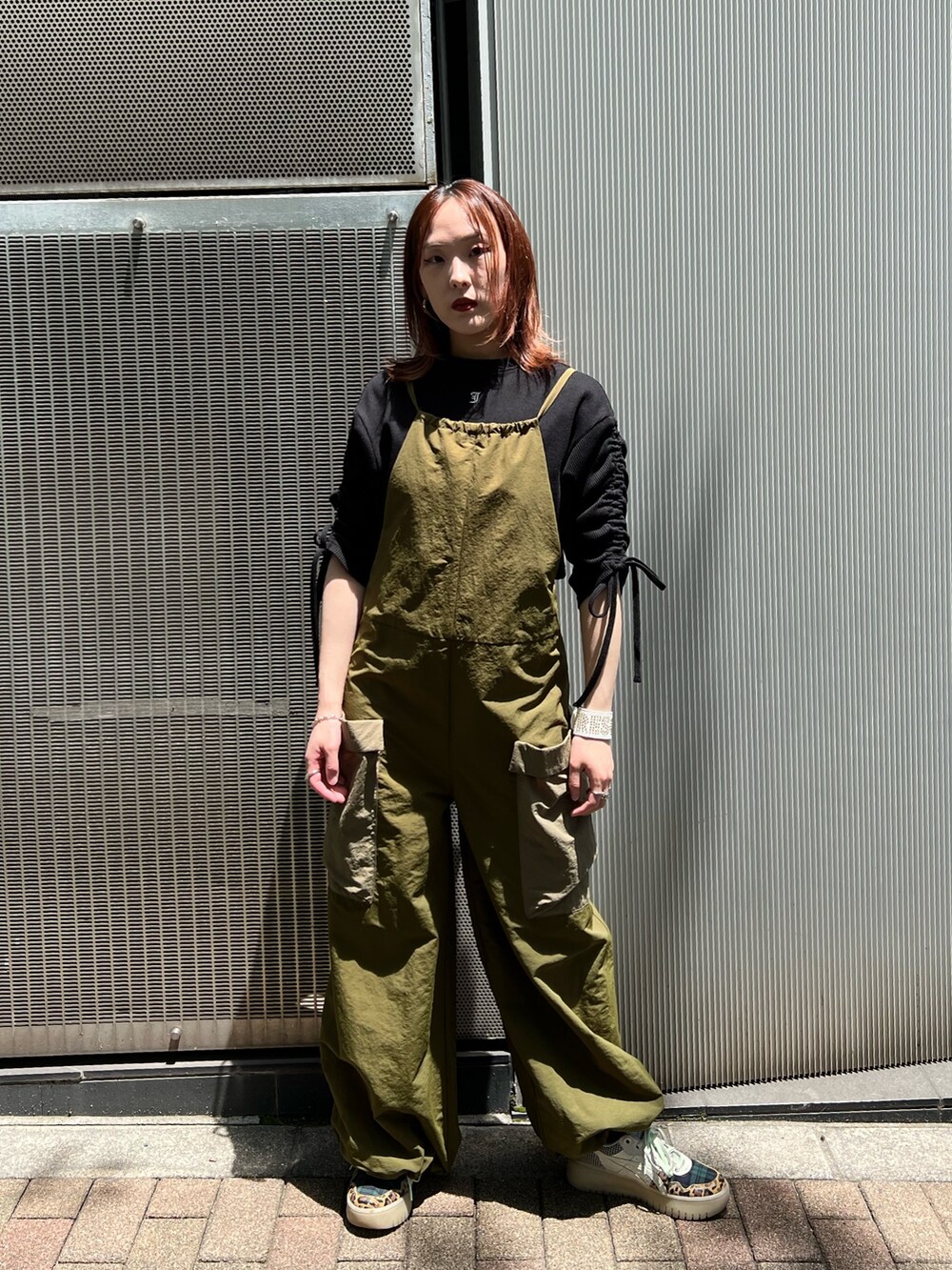 ブラック系のTシャツ/カットソー、グリーン系のサロペット/オーバーオールを着用したレディースの夏コーディネートの10枚目の写真