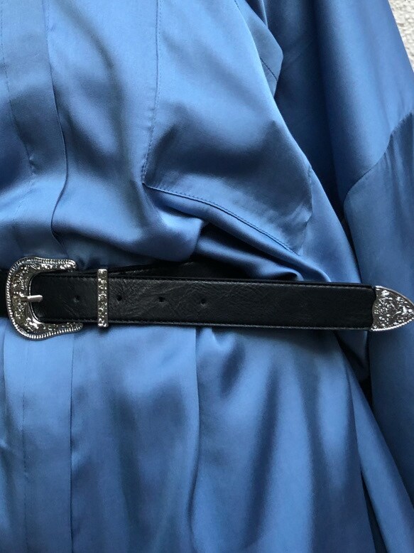 ブラック系のシャツ/ブラウス、ブラック系のブーツ、ブルー系のシャツ/ブラウスを着用したレディースの春コーディネートの6枚目の写真