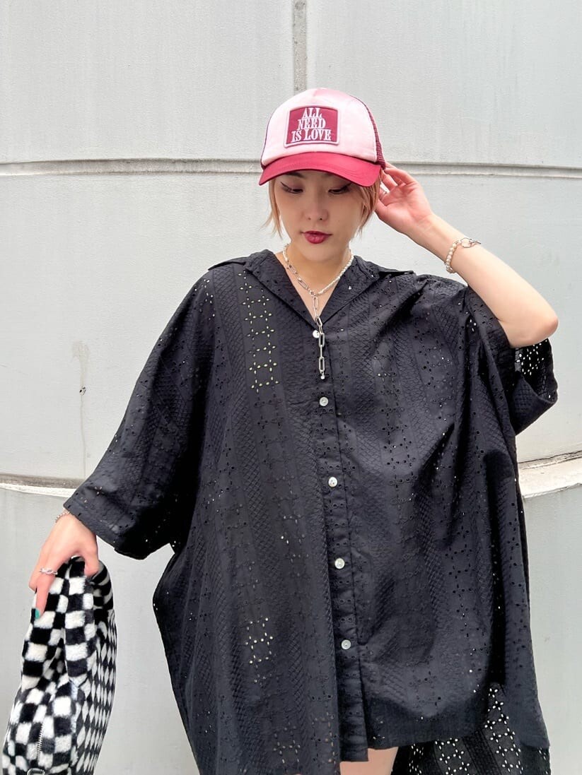 グリーン系のキャミソール、ホワイト系のブーツ、ブラック系のシャツ/ブラウスを着用したレディースの夏コーディネートの6枚目の写真