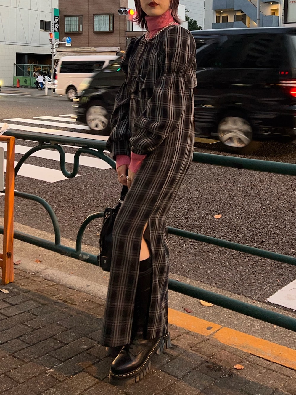 ブラック系のワンピース、ピンク系のニット/セーターを着用したレディースの冬コーディネートの4枚目の写真