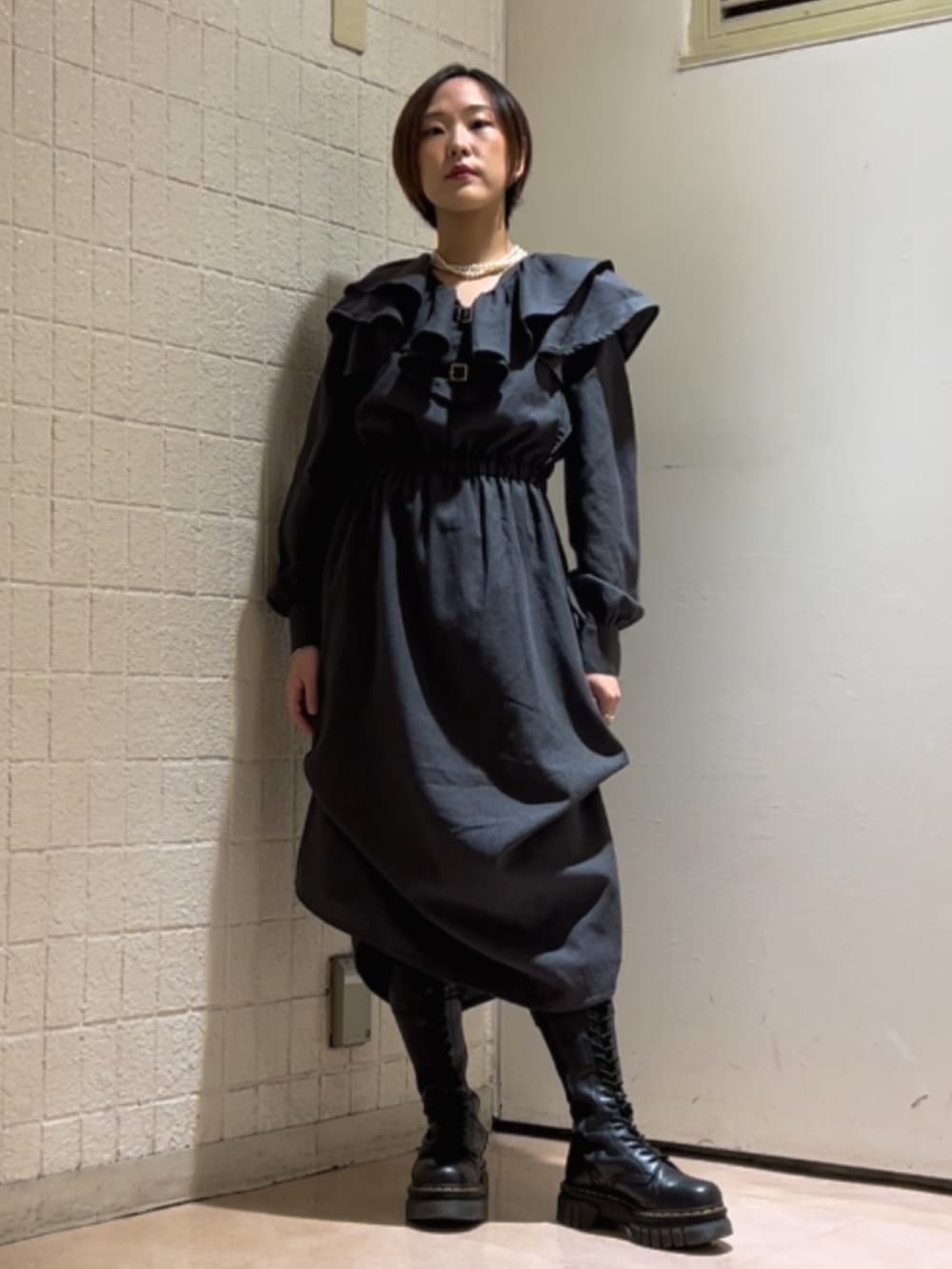 ベージュ系のその他アウター、グレー系のワンピース、ブラック系のブーツを着用したレディースの秋コーディネートの7枚目の写真