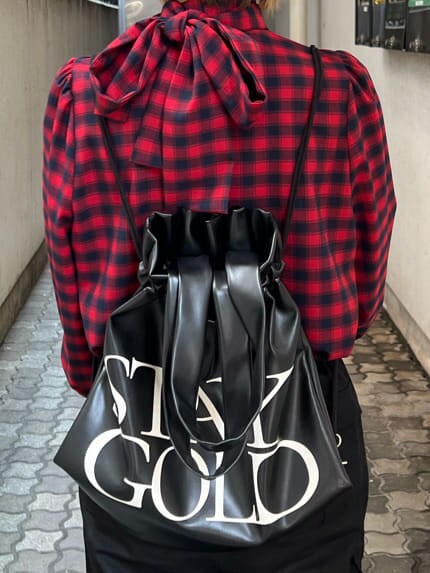 ブラック系のバックパック/リュック、レッド系のシャツ/ブラウス、ブラック系のカーゴパンツを着用したレディースの秋コーディネートの10枚目の写真