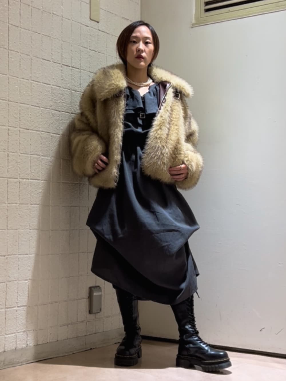 ベージュ系のその他アウター、グレー系のワンピース、ブラック系のブーツを着用したレディースの秋コーディネートの4枚目の写真