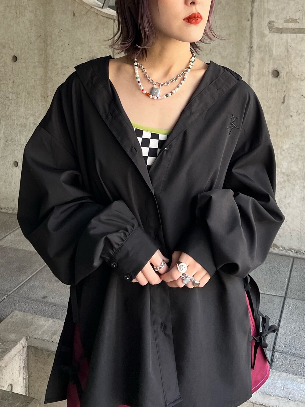 ブラック系のシャツ/ブラウス、レッド系のその他パンツを着用したレディースの冬コーディネートの5枚目の写真