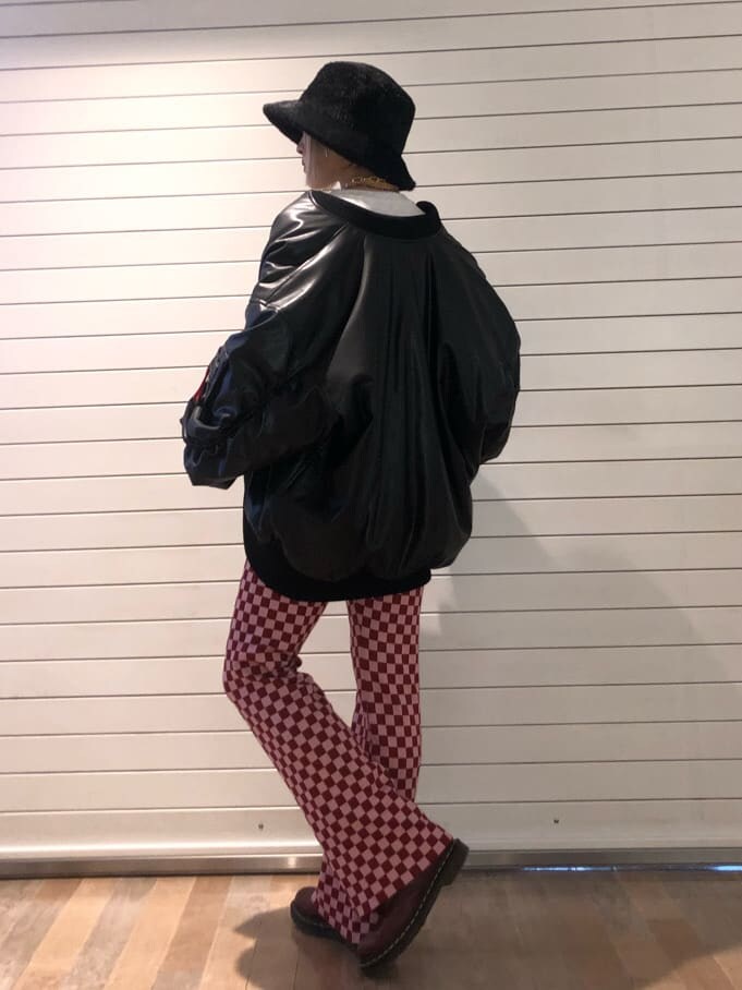 ブラック系のMA-1、ホワイト系のスウェット、レッド系のその他パンツを着用したレディースの秋コーディネートの2枚目の写真