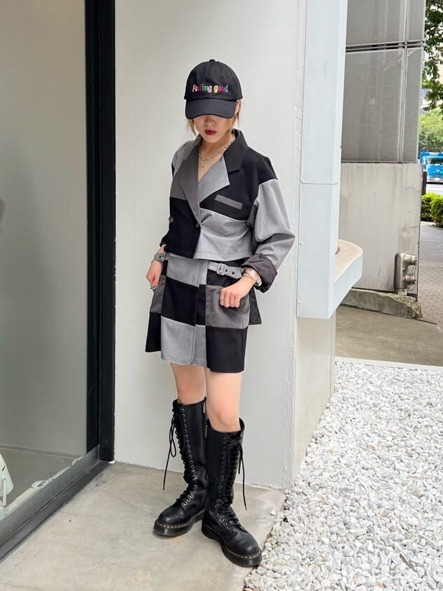 ブラック系のブーツ、ブラック系のその他アウター、ブラック系のその他パンツを着用したレディースの秋コーディネートの4枚目の写真