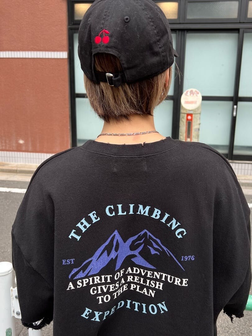 ブルー系のデニムパンツ、ブラック系のTシャツ/カットソー、シルバー系のブレスレットを着用したレディースの夏コーディネートの10枚目の写真