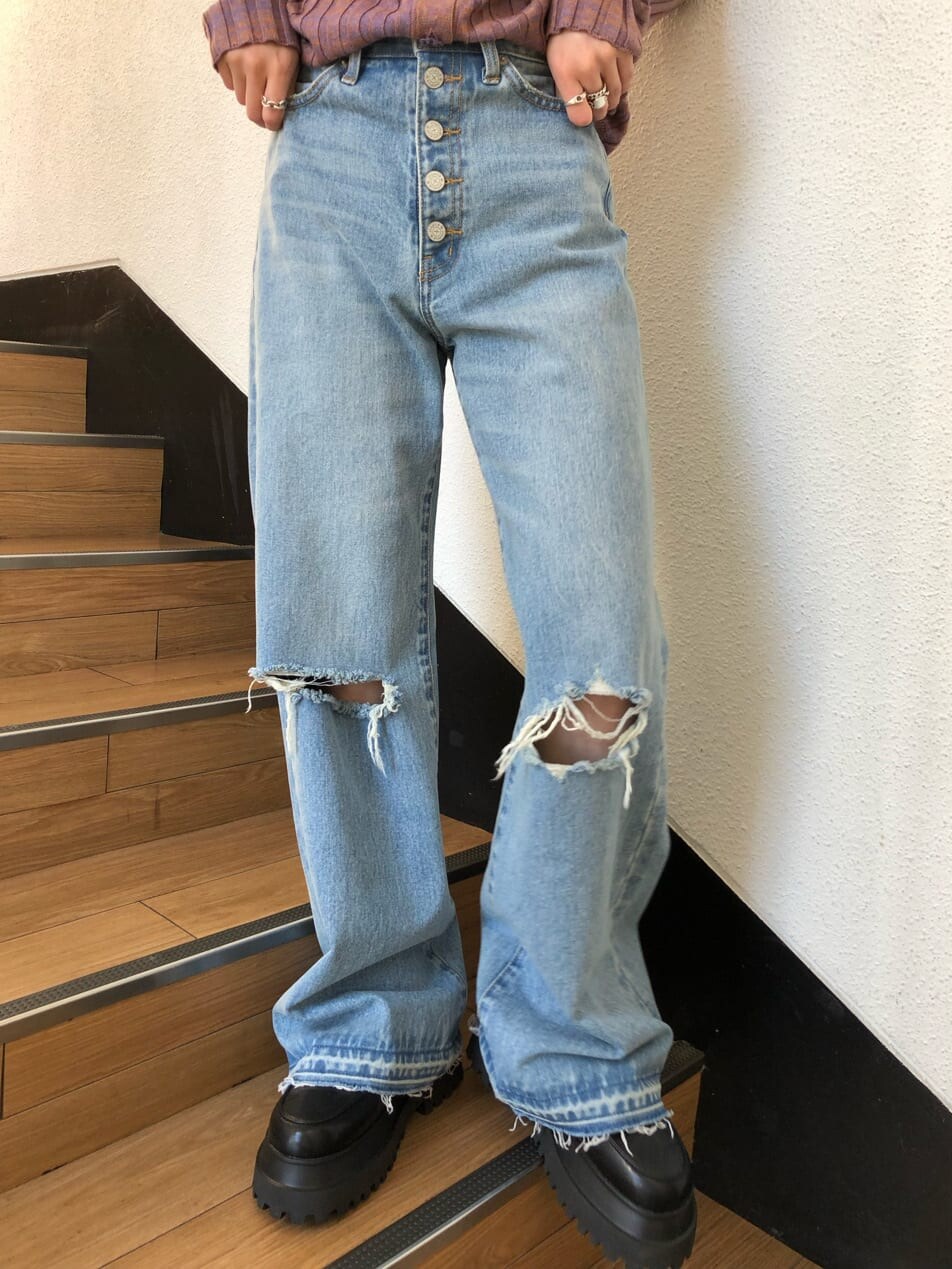 ブルー系のデニムパンツ、パープル系のニット/セーターを着用したレディースの冬コーディネートの5枚目の写真