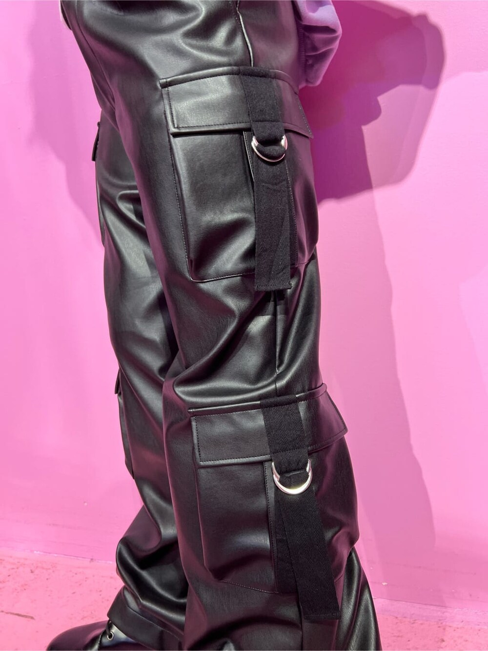 ブラック系のブーツ、ブラック系のTシャツ/カットソー、パープル系のスウェットを着用したレディースの秋コーディネートの10枚目の写真