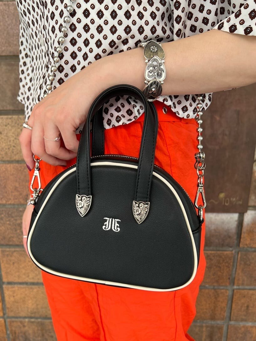 ホワイト系のシャツ/ブラウス、ブラック系のその他シューズ、ブラック系のボストンバッグを着用したレディースの夏コーディネートの9枚目の写真