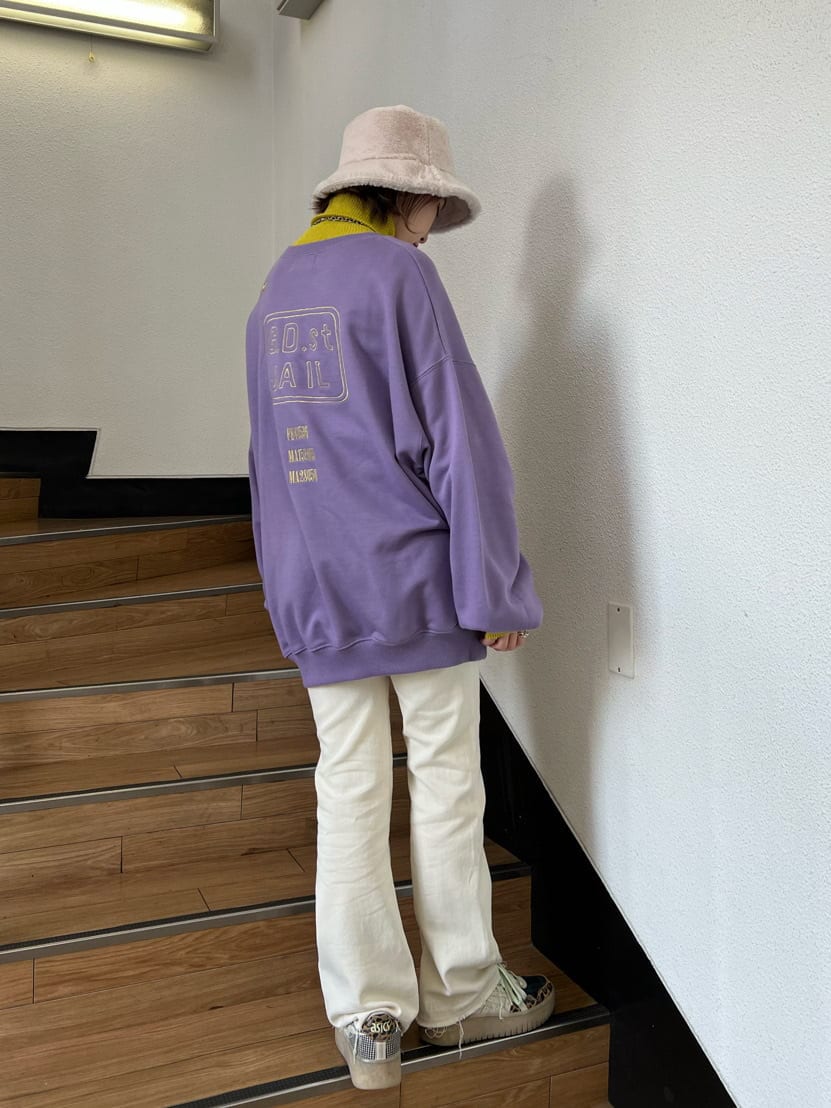 イエロー系のニット/セーター、パープル系のスウェット、ホワイト系のその他パンツを着用したレディースの秋コーディネートの3枚目の写真