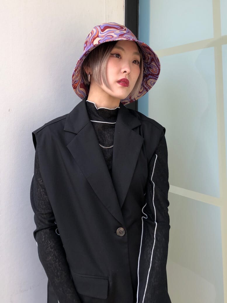 ブラック系のベスト、ブラック系のデニムパンツ、ブラック系のTシャツ/カットソーを着用したレディースの春コーディネートの5枚目の写真