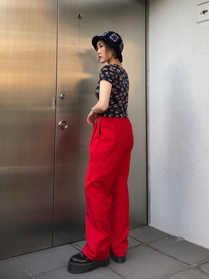 レッド系のスラックス、その他のTシャツ/カットソー、ゴールド系のチョーカーを着用したレディースの春コーディネートの3枚目の写真