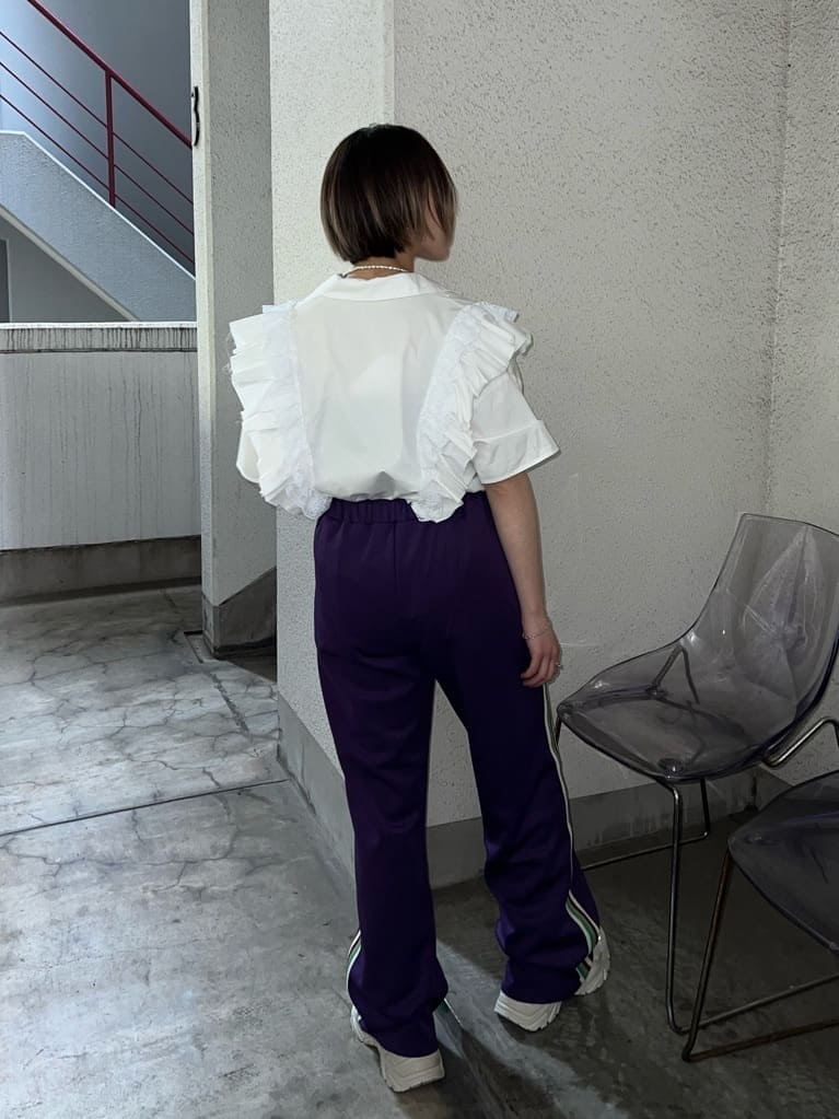 ベージュ系のキャミソール、ホワイト系のシャツ/ブラウス、パープル系のその他パンツを着用したレディースの夏コーディネートの4枚目の写真