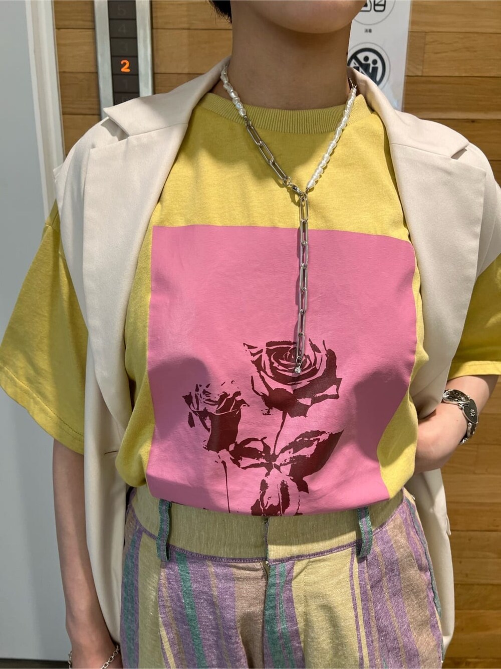 ホワイト系のブーツ、ホワイト系のベスト、ホワイト系のハンドバッグを着用したレディースの春コーディネートの6枚目の写真