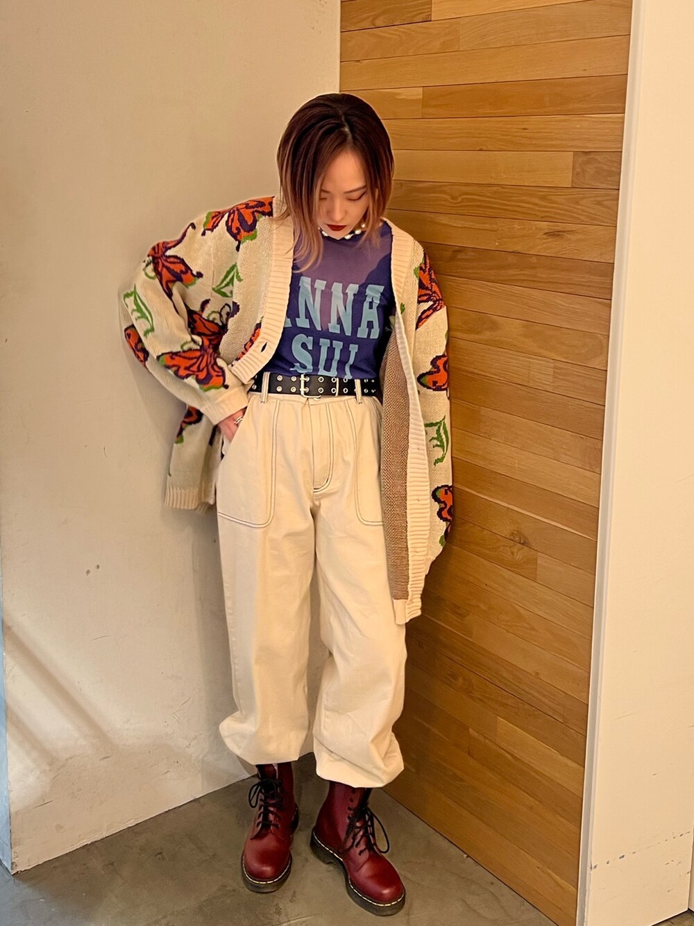 ホワイト系のカーディガン/ボレロ、パープル系のTシャツ/カットソー、ホワイト系のその他パンツを着用したレディースの冬コーディネートの4枚目の写真