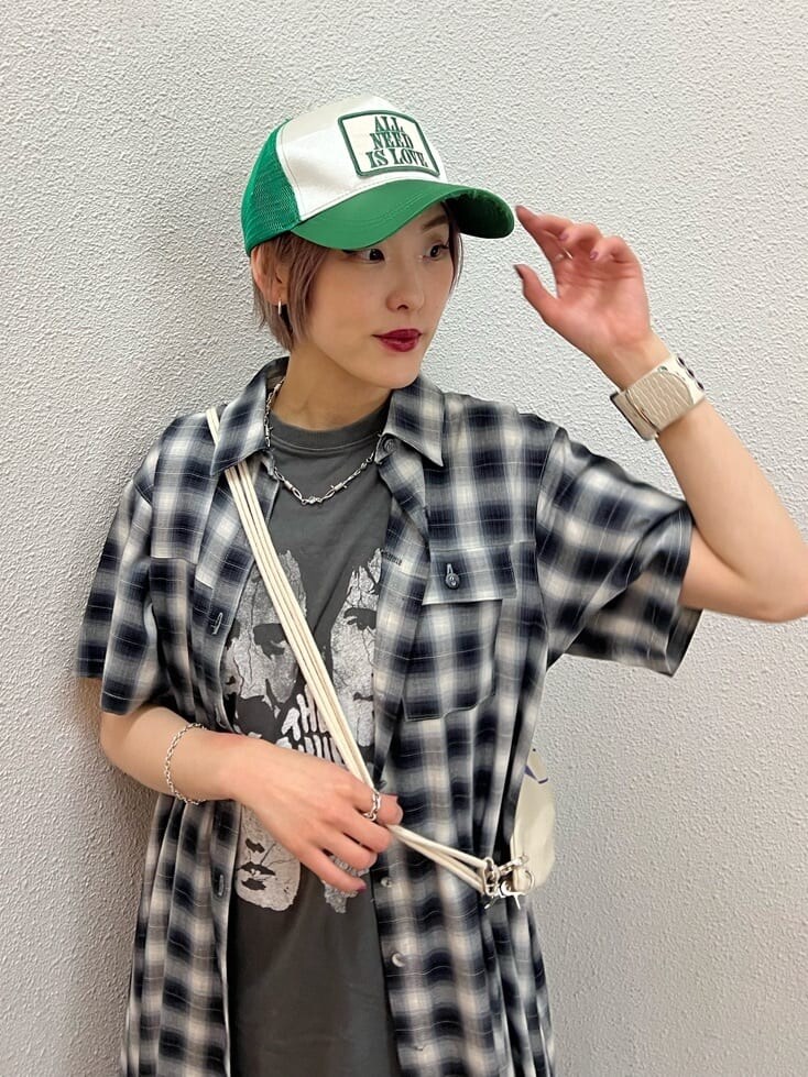 その他のワンピース、ホワイト系のバックパック/リュック、ホワイト系のその他パンツを着用したレディースの夏コーディネートの5枚目の写真