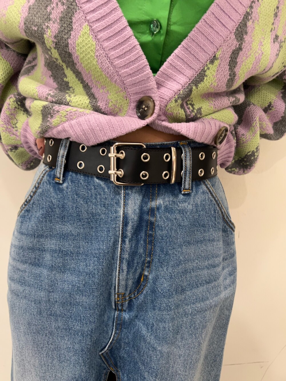 グリーン系のシャツ/ブラウス、パープル系のカーディガン/ボレロ、ブルー系のスカートを着用したレディースの冬コーディネートの7枚目の写真