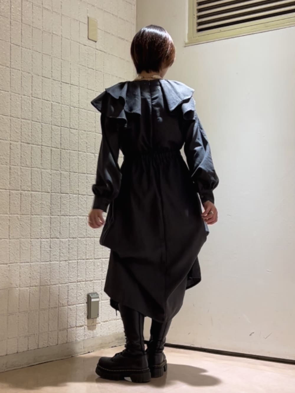 ベージュ系のその他アウター、グレー系のワンピース、ブラック系のブーツを着用したレディースの秋コーディネートの6枚目の写真