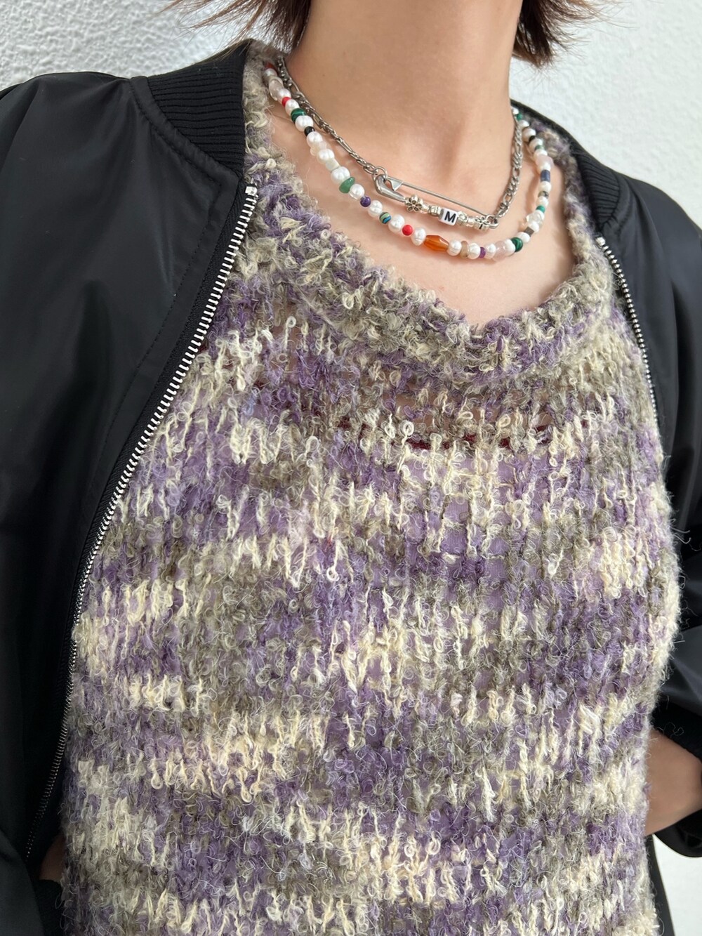 ブラック系のその他パンツ、ブラック系のニット/セーター、ブラック系のブーツを着用したレディースの冬コーディネートの6枚目の写真