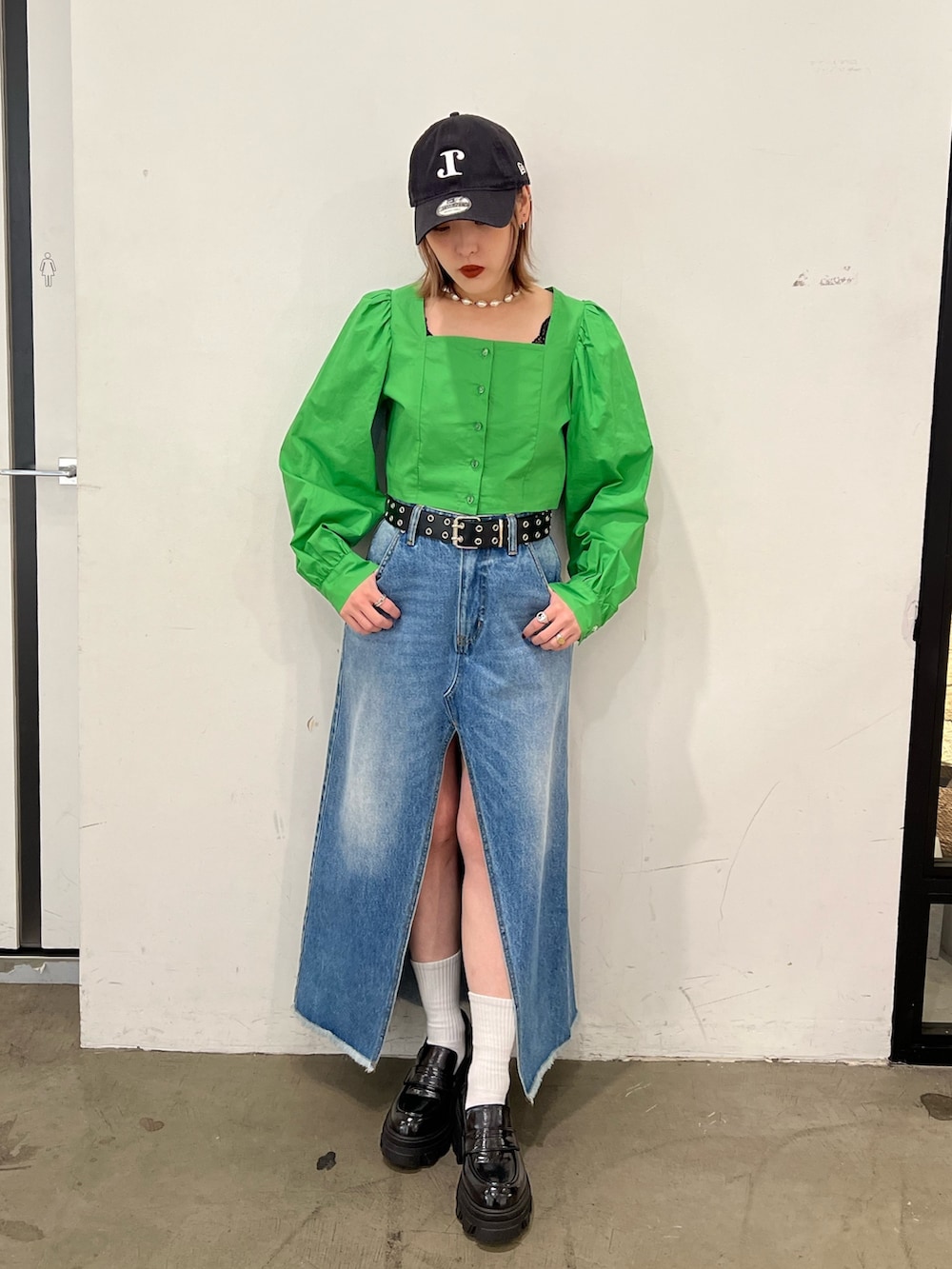 グリーン系のシャツ/ブラウス、ブルー系のスカート、ブラック系のローファーを着用したレディースの春コーディネートの4枚目の写真