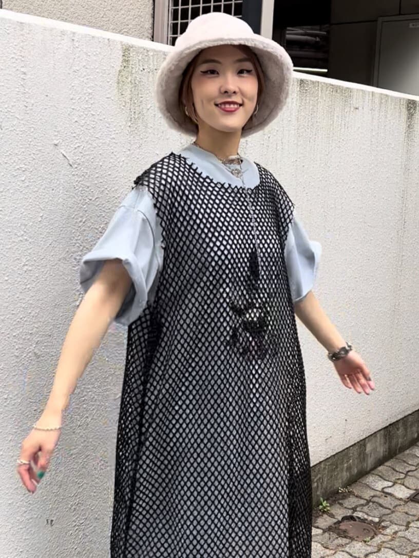 ブルー系のワンピース、ブラック系のワンピース、シルバー系のネックレスを着用したレディースの夏コーディネートの3枚目の写真