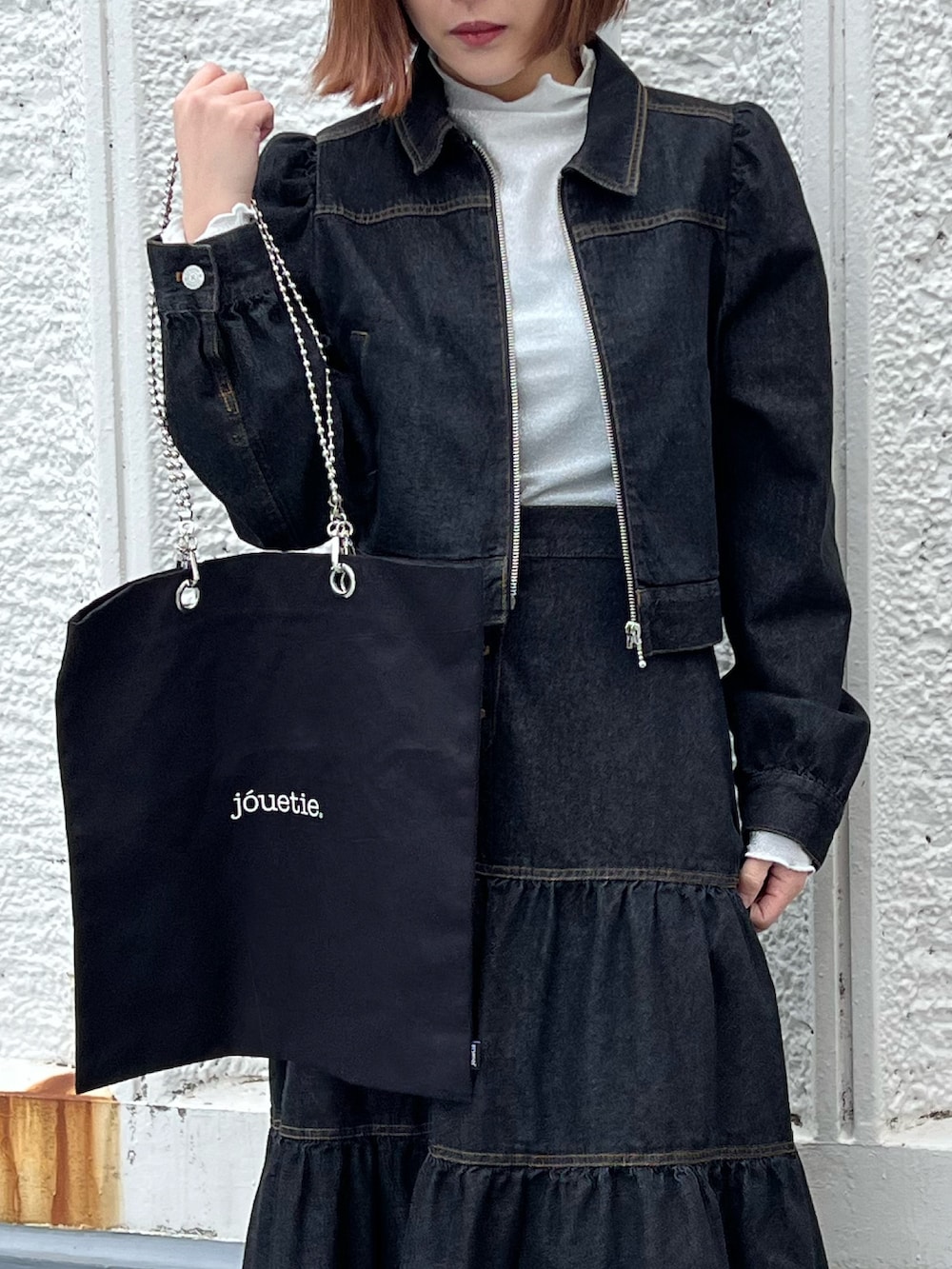 ブラック系のトートバッグ、シルバー系のTシャツ/カットソー、ブラック系のブーツを着用したレディースの春コーディネートの6枚目の写真