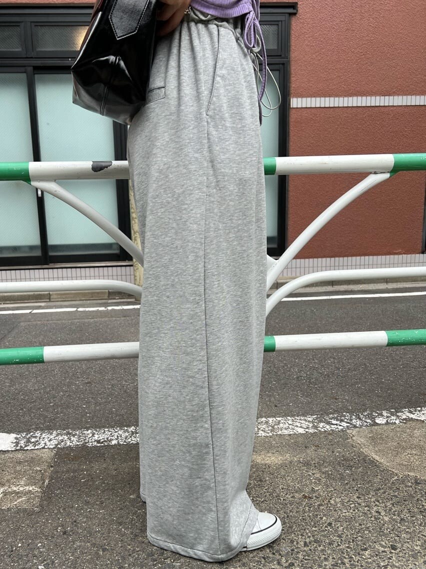 ブラック系のハンドバッグ、パープル系のTシャツ/カットソー、グレー系のその他パンツを着用したレディースの夏コーディネートの8枚目の写真