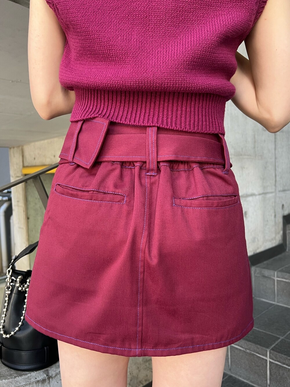 レッド系のその他パンツ、ピンク系のベストを着用したレディースの春コーディネートの7枚目の写真