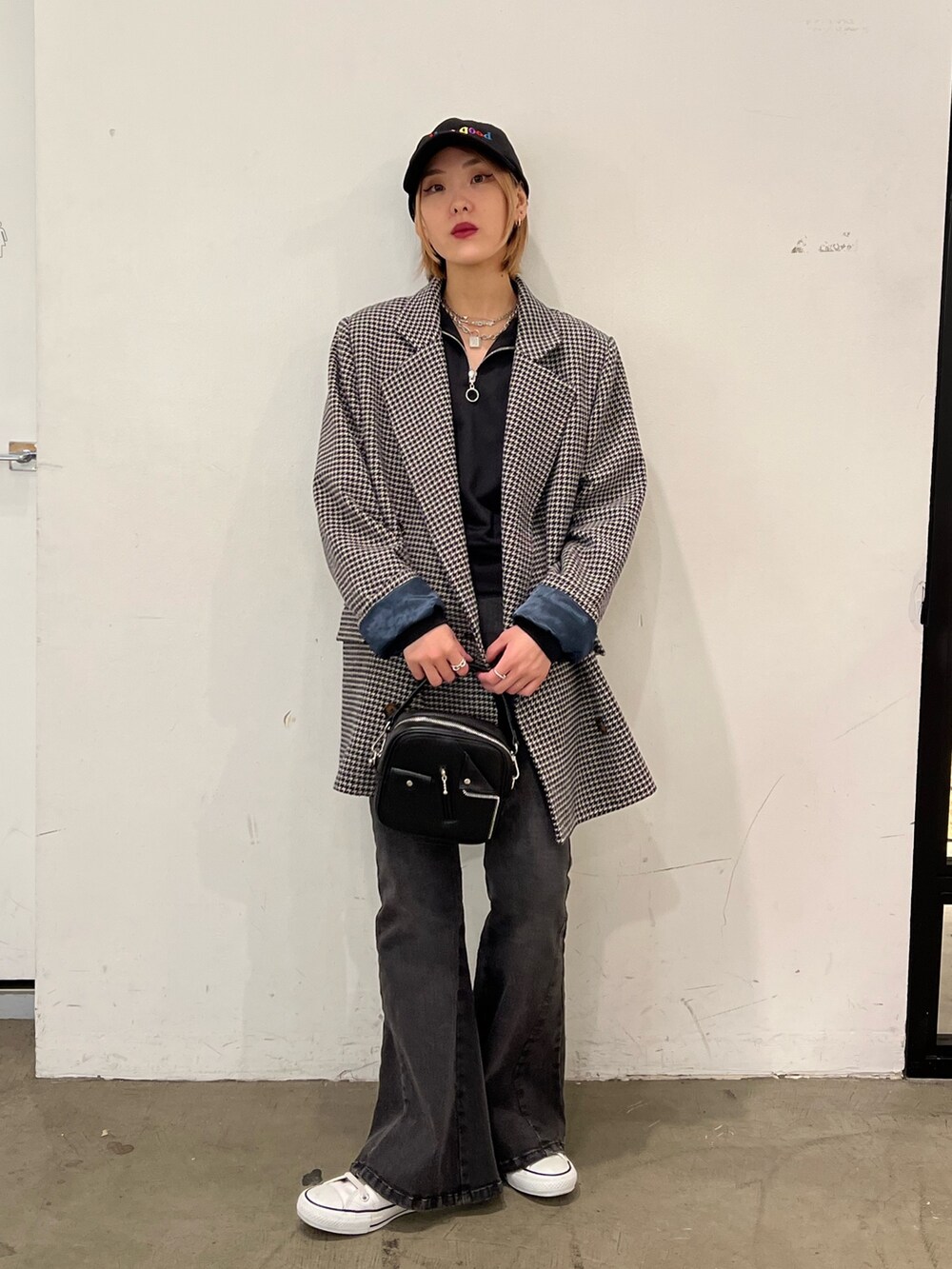 ブルー系のテーラードジャケット、ブラック系のジャージ、ブラック系のデニムパンツを着用したレディースの秋コーディネートの7枚目の写真