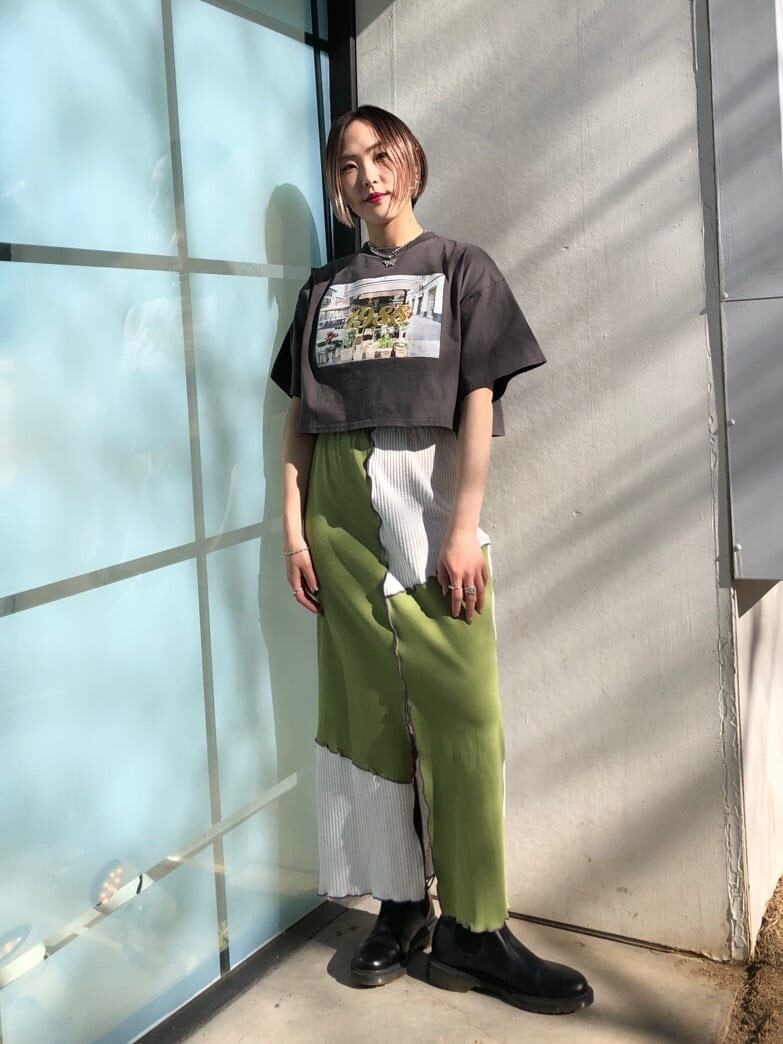 ホワイト系のテーラードジャケット、グリーン系のスカート、ブラック系のTシャツ/カットソーを着用したレディースの春コーディネートの10枚目の写真