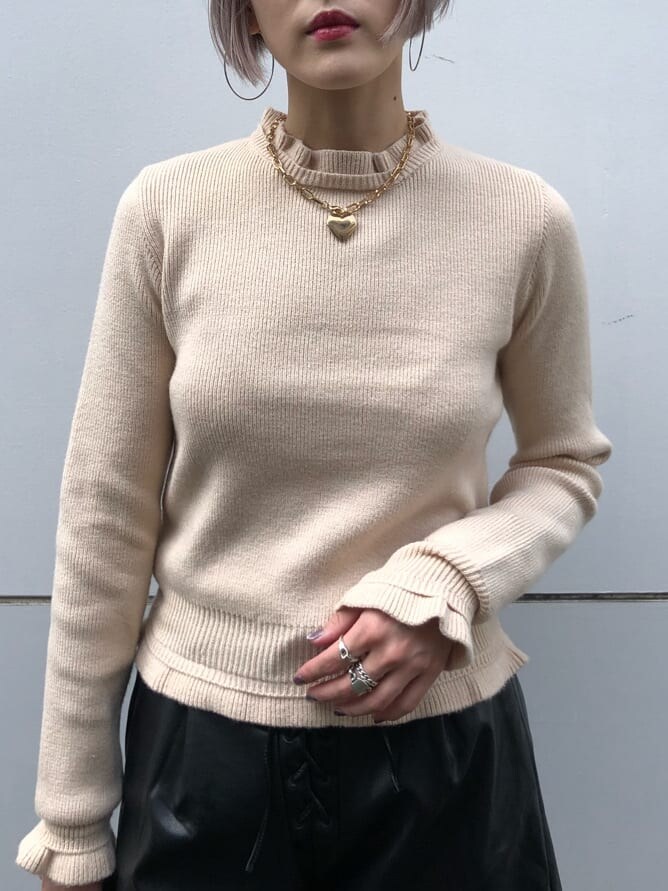 ブラック系のブーツ、ベージュ系のワンピース、ブラック系のその他パンツを着用したレディースの夏コーディネートの9枚目の写真