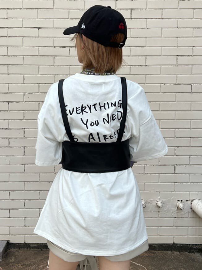 ホワイト系のスニーカー、ホワイト系のバックパック/リュック、ホワイト系のTシャツ/カットソーを着用したレディースの秋コーディネートの8枚目の写真