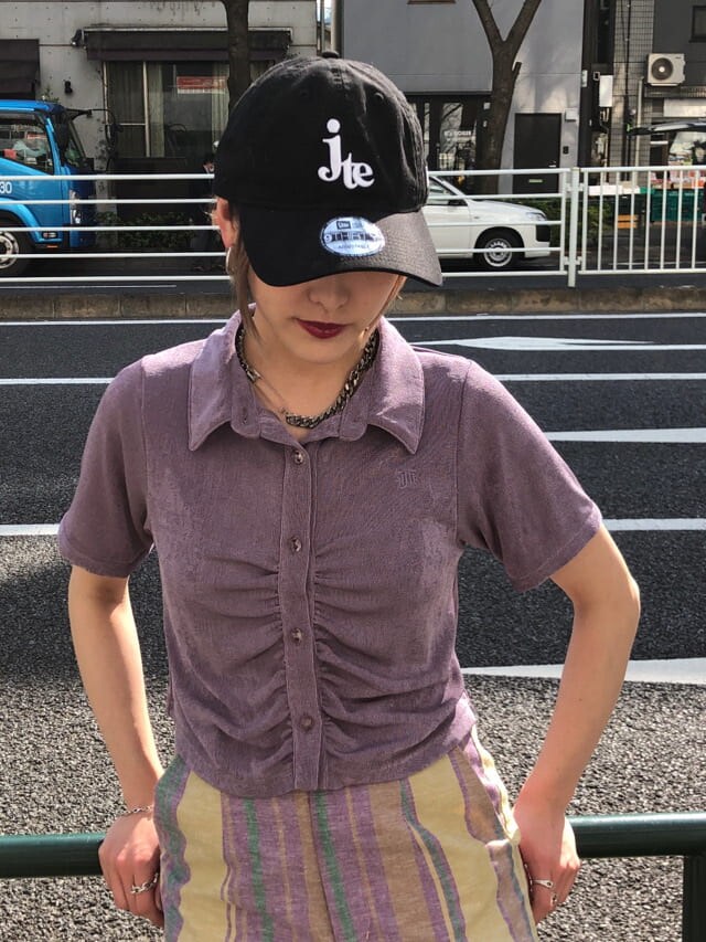 ホワイト系のその他シューズ、イエロー系のスラックス、パープル系のシャツ/ブラウスを着用したレディースの夏コーディネートの5枚目の写真