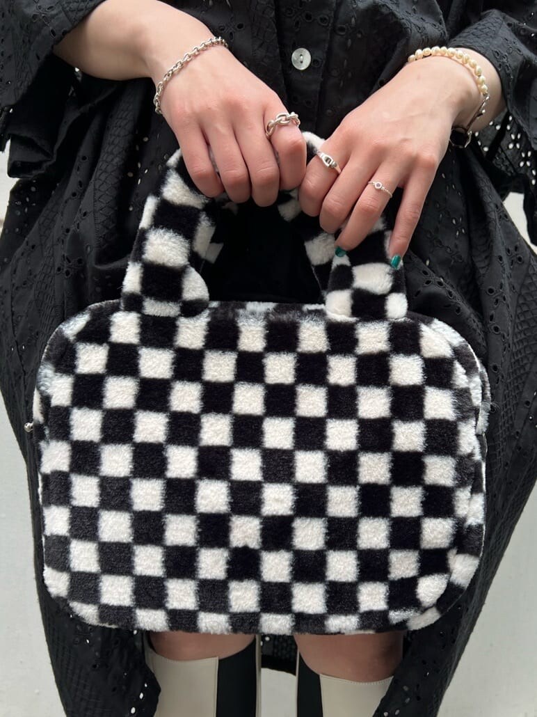 グリーン系のキャミソール、ホワイト系のブーツ、ブラック系のシャツ/ブラウスを着用したレディースの夏コーディネートの10枚目の写真