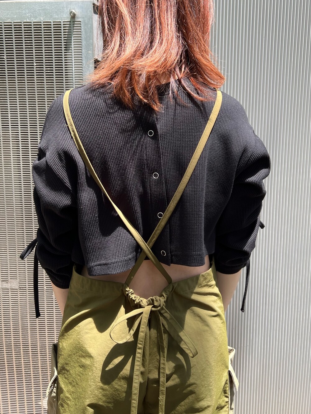 ブラック系のTシャツ/カットソー、グリーン系のサロペット/オーバーオールを着用したレディースの夏コーディネートの8枚目の写真