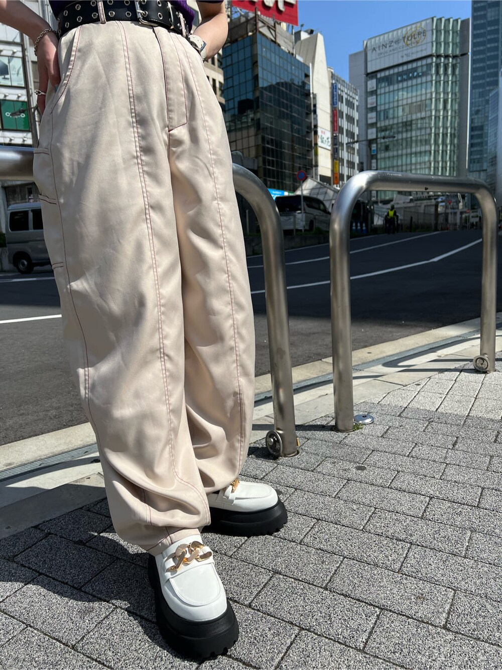 ホワイト系のスラックス、ホワイト系のその他シューズ、ホワイト系のキャミソールを着用したレディースの春コーディネートの8枚目の写真