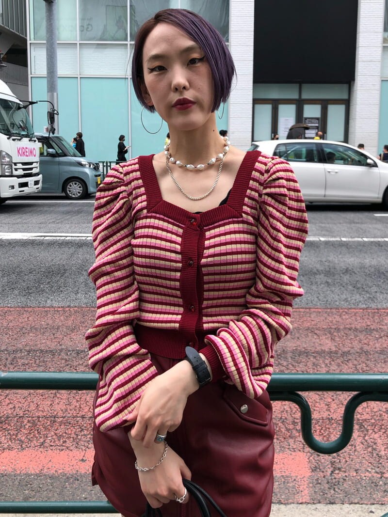 ホワイト系のブーツ、ホワイト系のMA-1、レッド系のカーディガン/ボレロを着用したレディースの夏コーディネートの7枚目の写真