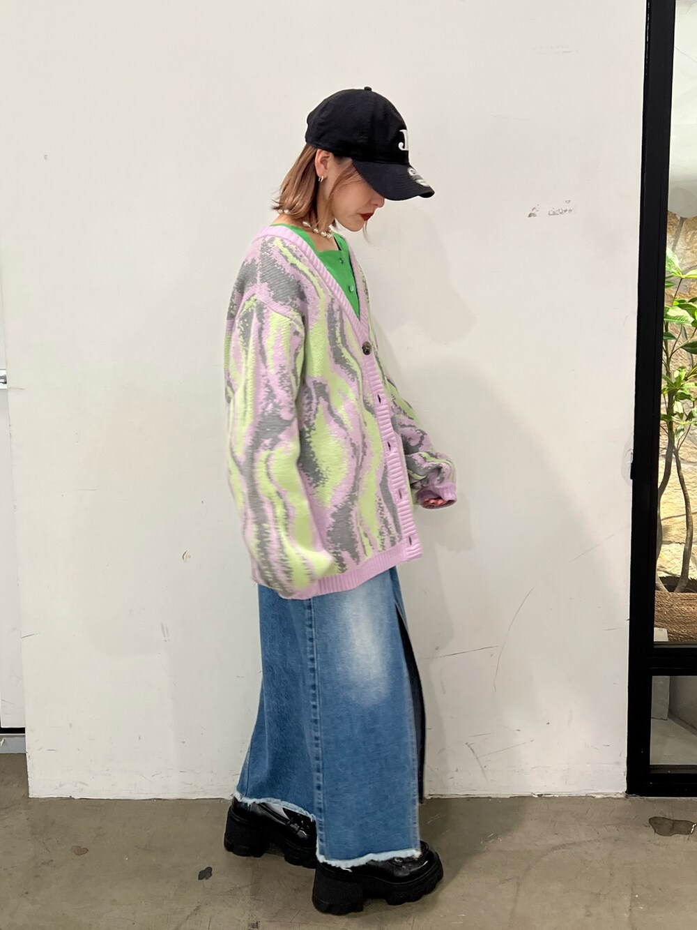 グリーン系のシャツ/ブラウス、パープル系のカーディガン/ボレロ、ブルー系のスカートを着用したレディースの冬コーディネートの3枚目の写真