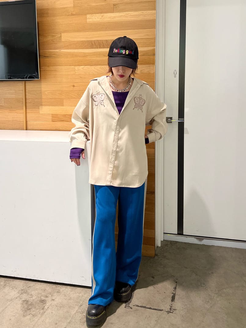 ブラック系のブーツ、ホワイト系のシャツ/ブラウス、パープル系のTシャツ/カットソーを着用したレディースの秋コーディネートの5枚目の写真