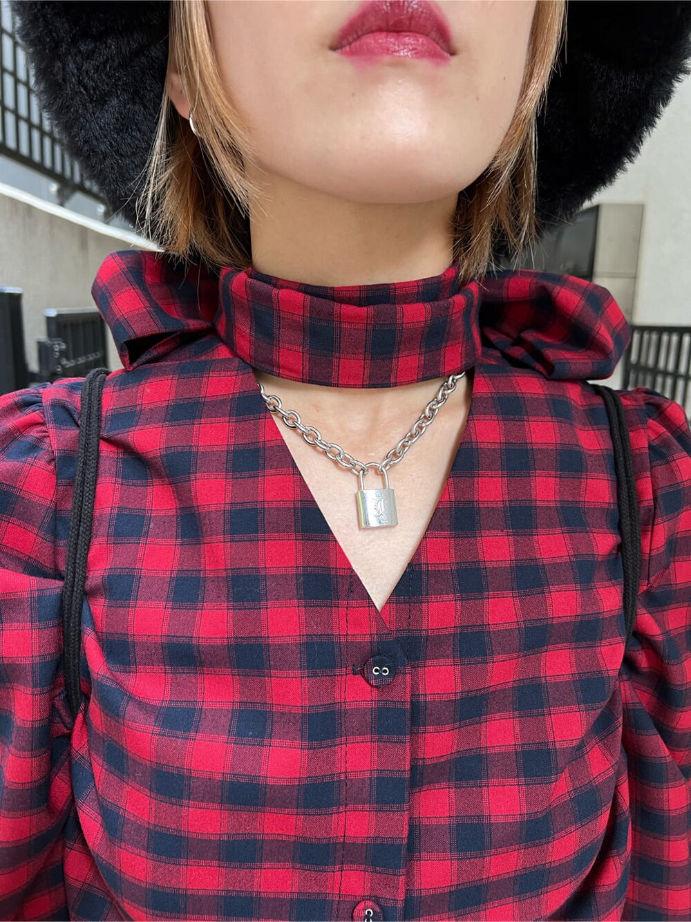 ブラック系のバックパック/リュック、レッド系のシャツ/ブラウス、ブラック系のカーゴパンツを着用したレディースの秋コーディネートの6枚目の写真