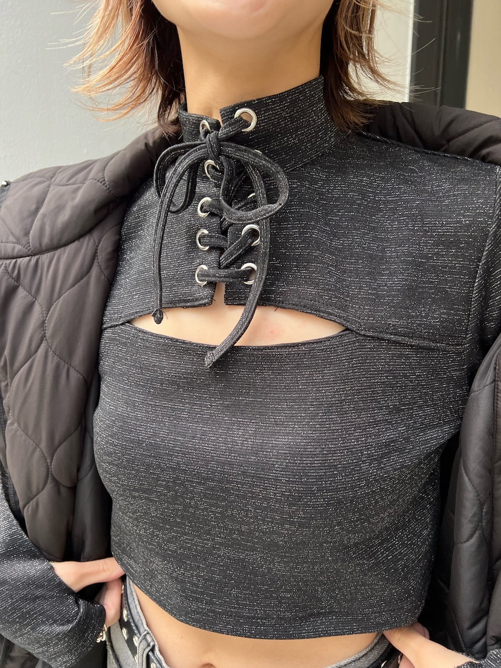 ブラック系のデニムパンツ、ブラック系のTシャツ/カットソー、ブラック系のその他アウターを着用したレディースの冬コーディネートの5枚目の写真