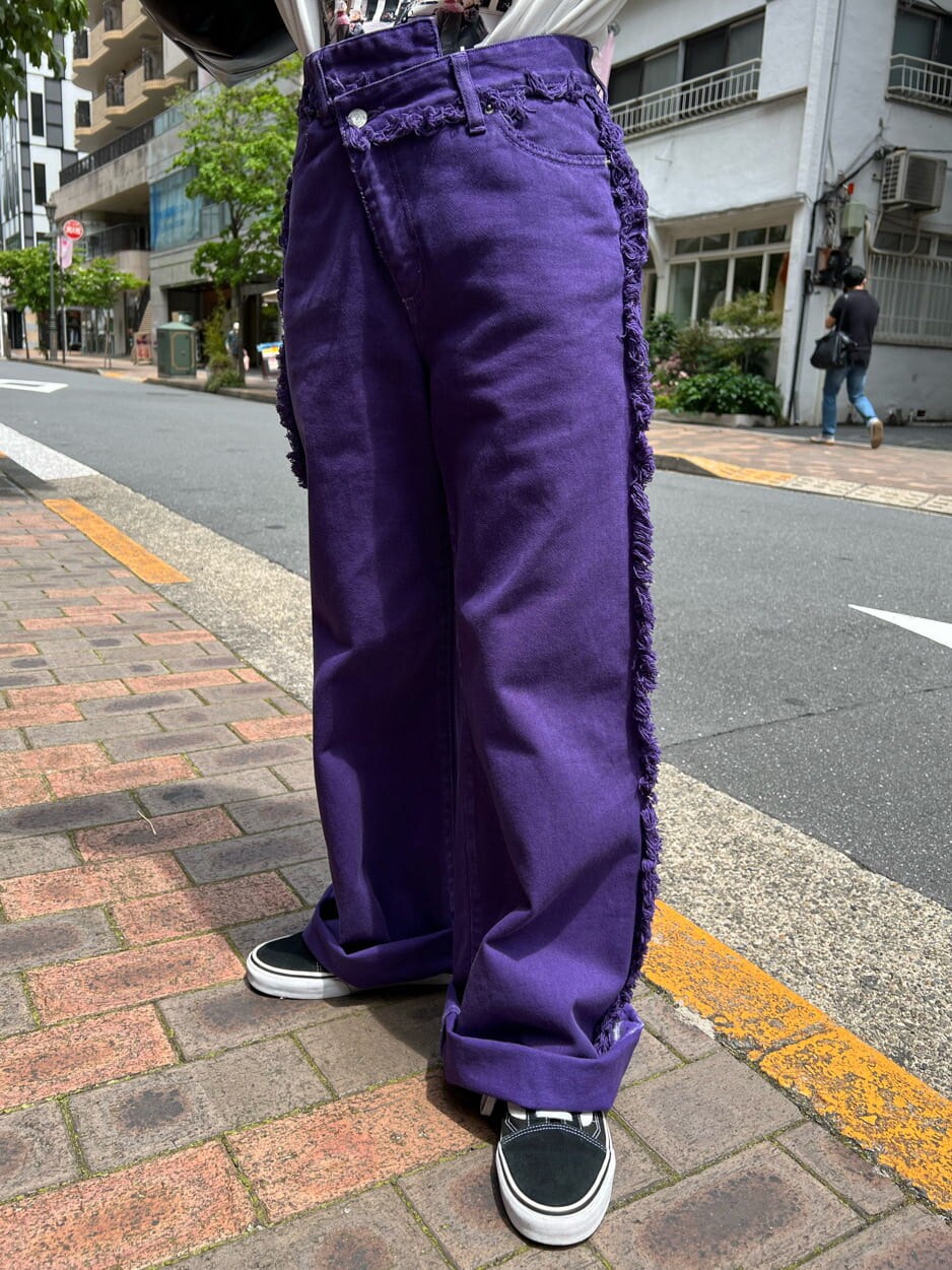 ブラック系のハンドバッグ、ホワイト系のTシャツ/カットソー、パープル系のデニムパンツを着用したレディースの夏コーディネートの7枚目の写真