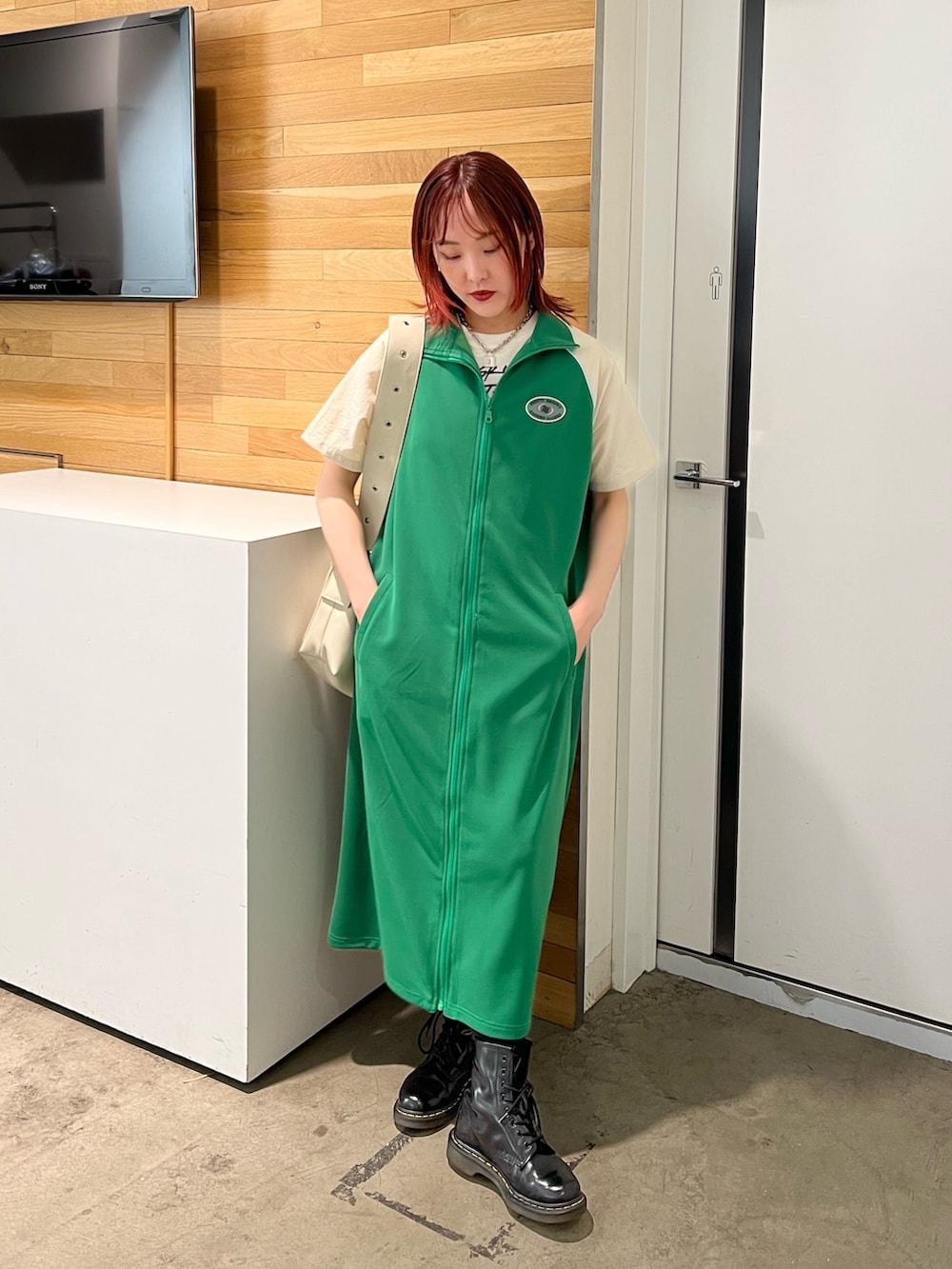 ホワイト系のタンクトップ、グリーン系のワンピース、ホワイト系のメッセンジャーバッグを着用したレディースの春コーディネートの4枚目の写真