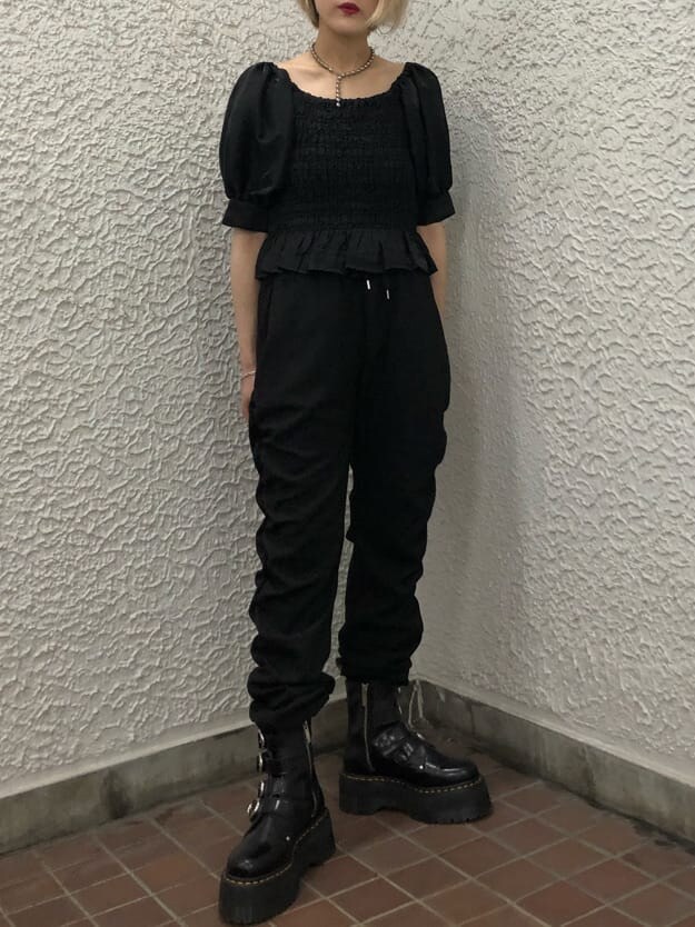 ブラック系のブーツ、ブラック系のシャツ/ブラウス、ブラック系のその他パンツを着用したレディースの夏コーディネートの4枚目の写真