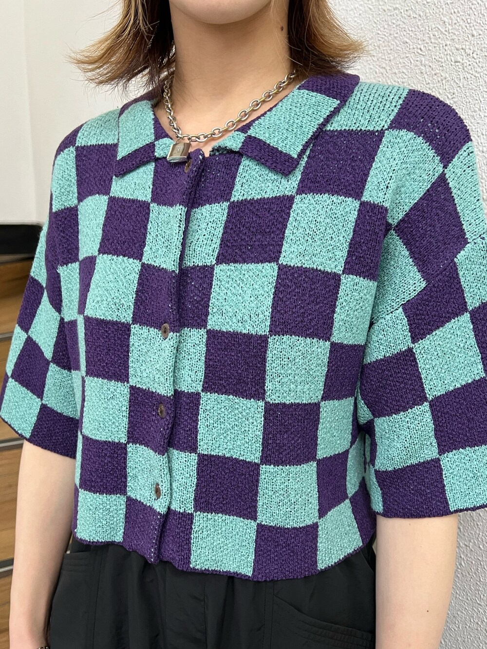 ブラック系のカーゴパンツ、パープル系のカーディガン/ボレロ、ブラック系のキャップを着用したレディースの春コーディネートの6枚目の写真